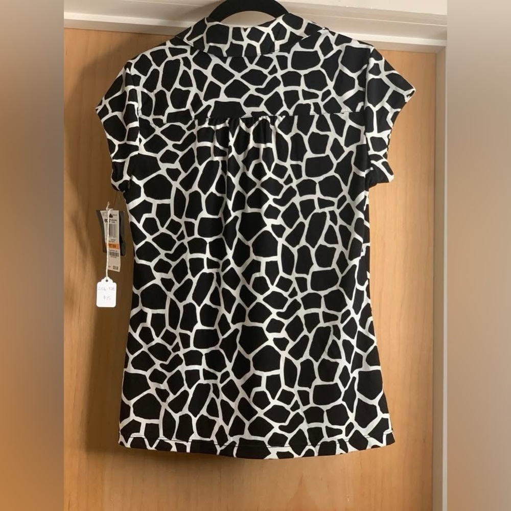 NWT! Alfani Black White Giraffe Print Slinky Short Sleeve Top size S MSRP $29.98 - Picture 3 of 4